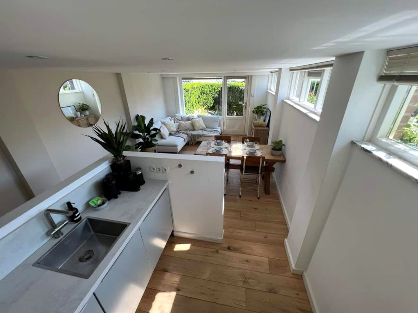 De open keuken met spoelbak, inductie en zicht op de woonkamer