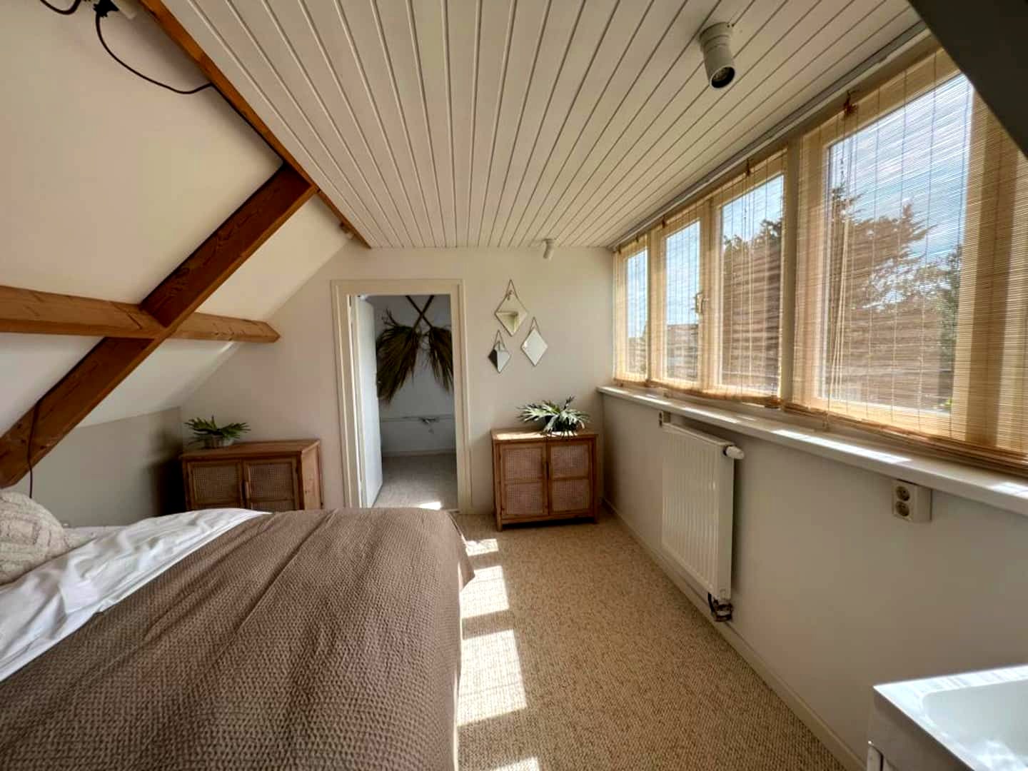 Lichte slaapkamer met ramen over de hele breedte