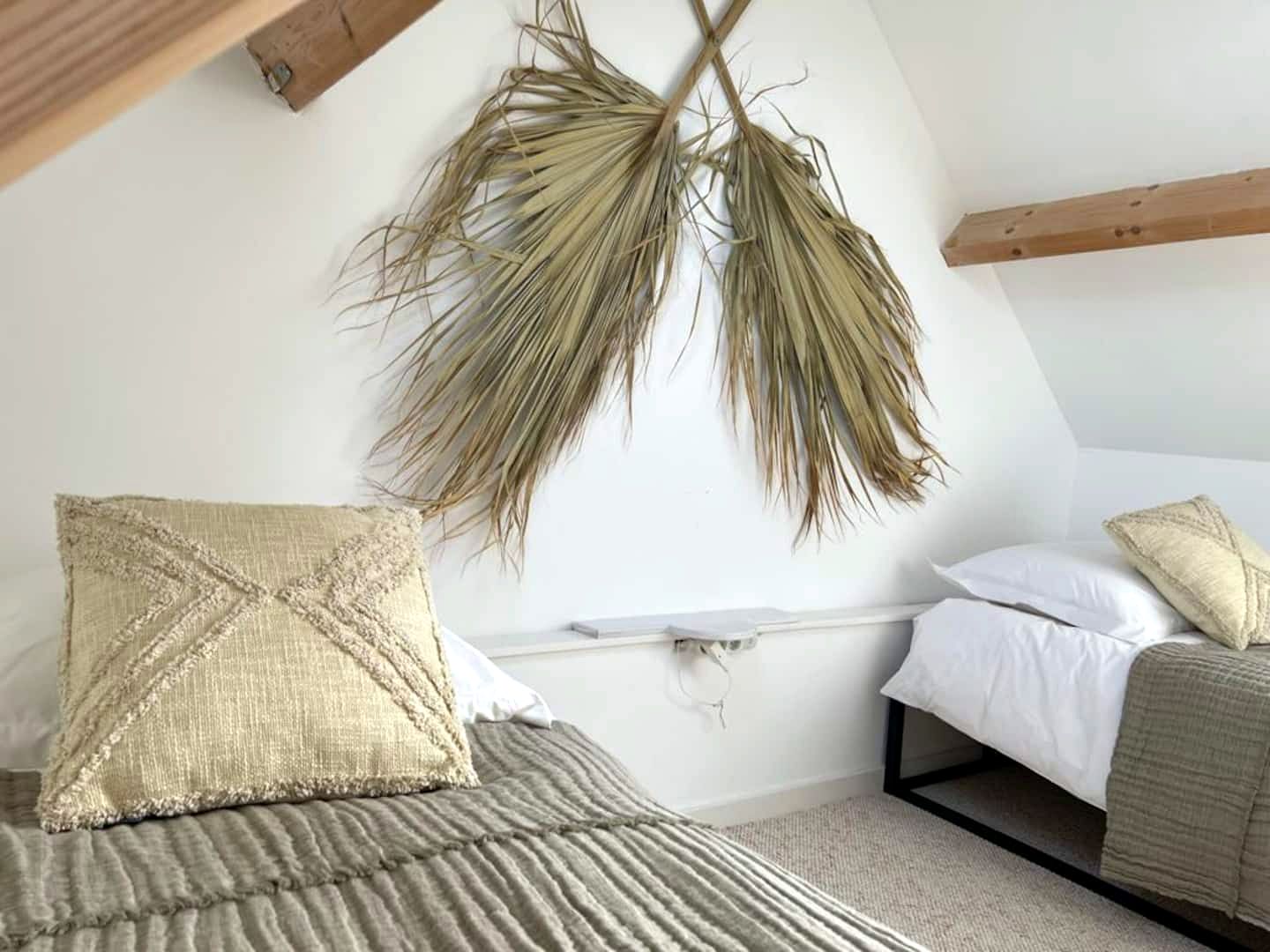De tweede slaapkamer met gedroogde palmbladeren boven het bed