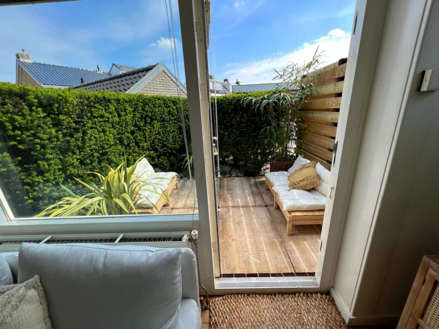 Vanuit de woonkamer door de deur naar het zonnige terras